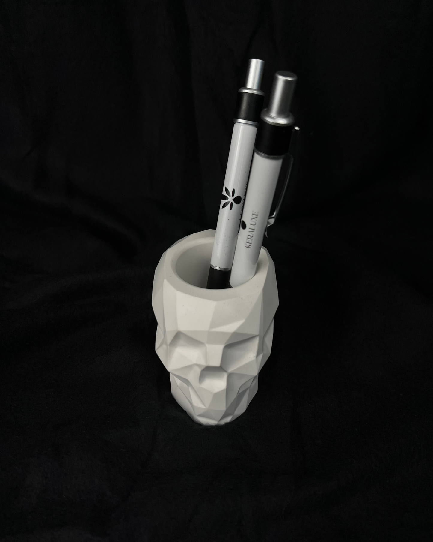Totenkopfschädel Stiftehalter