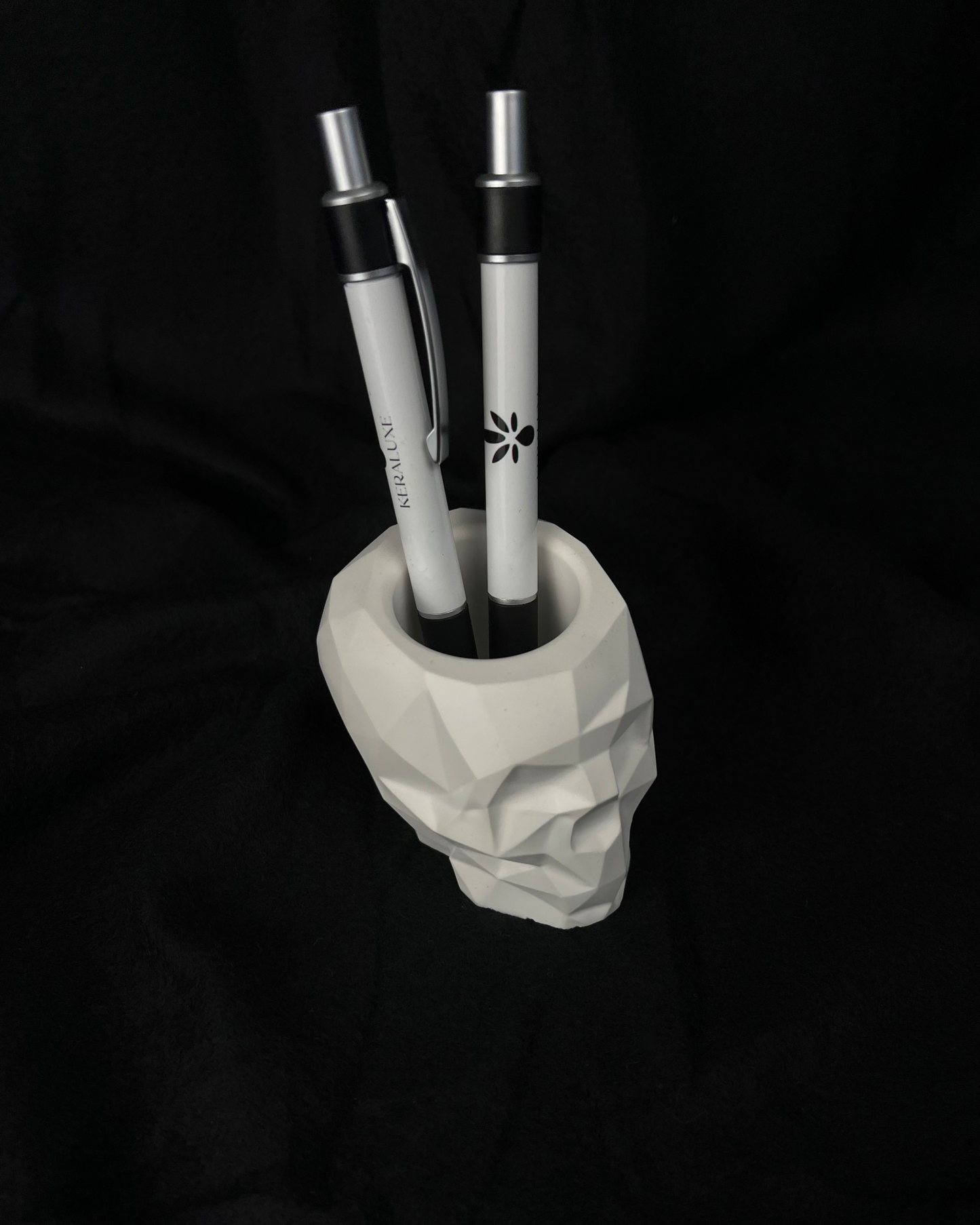 Totenkopfschädel Stiftehalter