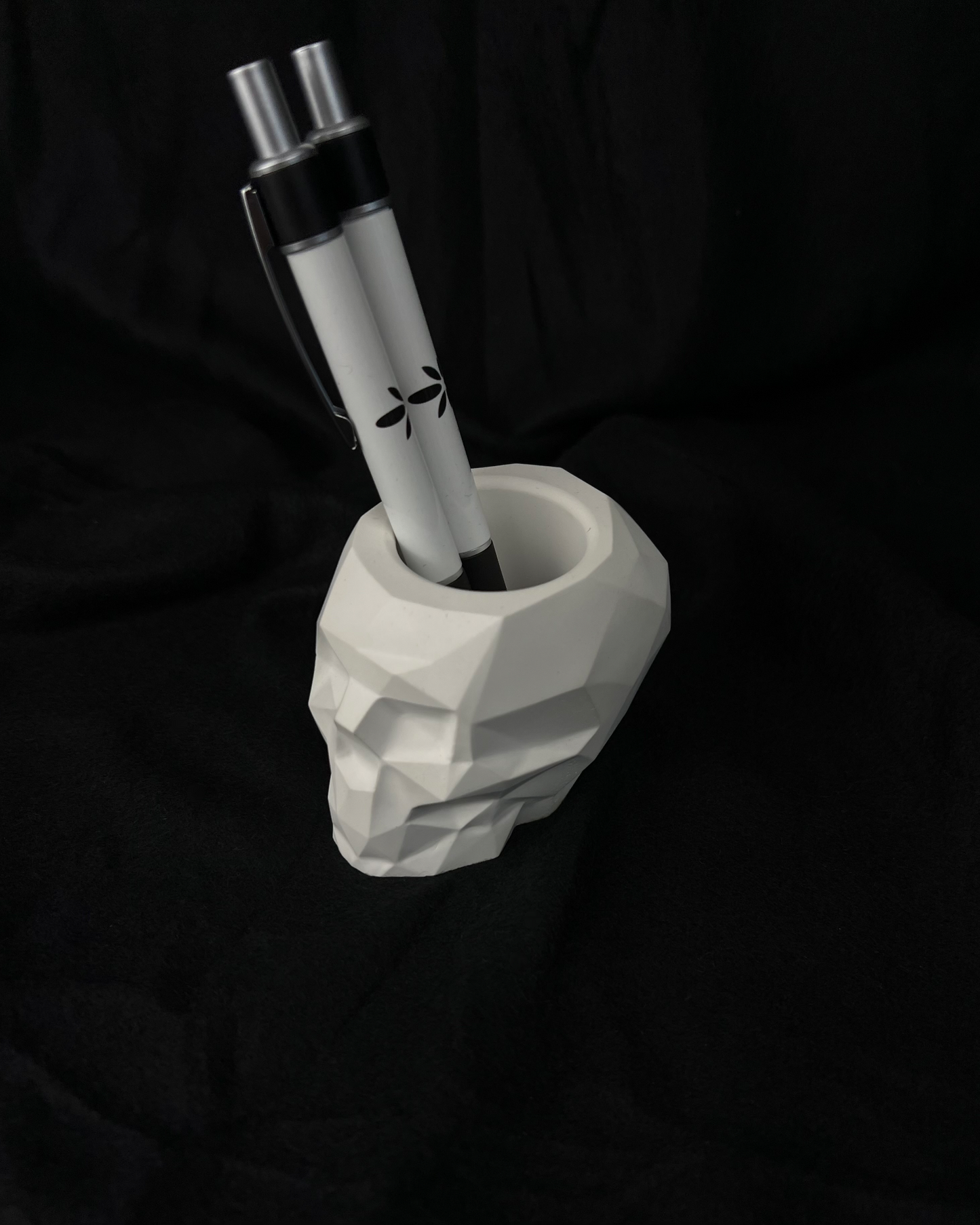 Totenkopfschädel Stiftehalter