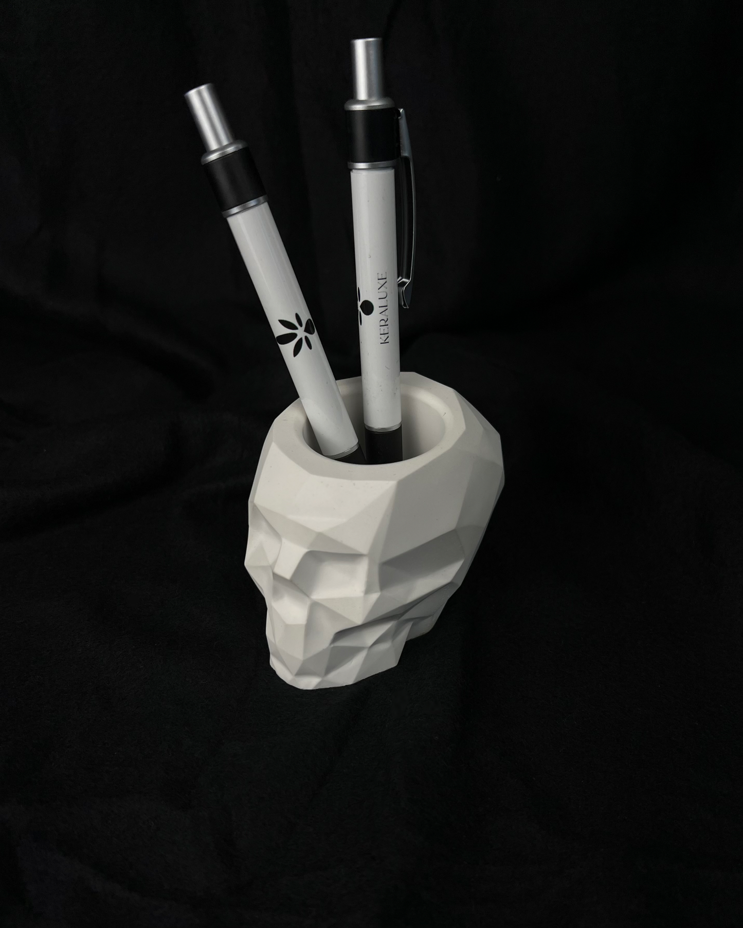 Totenkopfschädel Stiftehalter